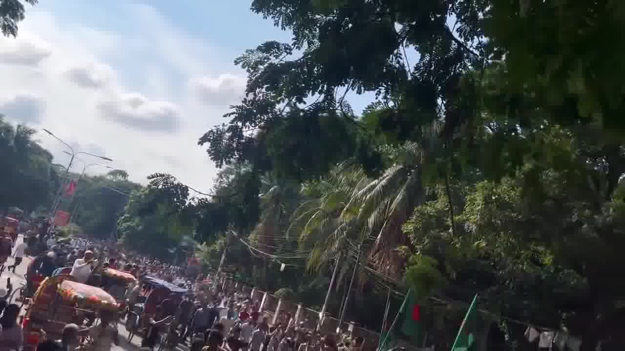 Las celebraciones estallan en Dhaka tras la noticia de que la primera ministra Sheikh Hasina ha dimitido y posiblemente haya abandonado el país.