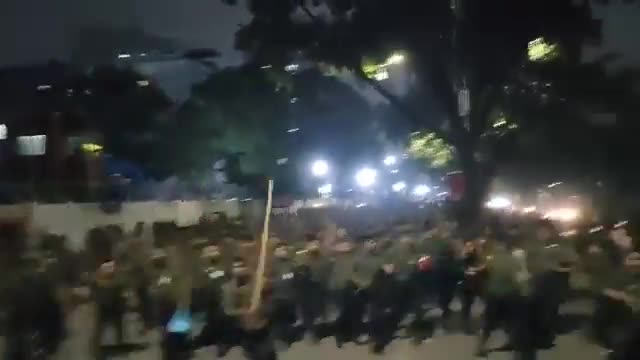 Estudiantes brutalmente golpeados en Dhaka por el gobierno interino de Md. Yunus. El coordinador de protestas estudiantiles, Hasnat Abdullah, ha llamado al público a resistirse urgentemente a que el gobierno de Yunus deje de lado los intereses de los estudiantes