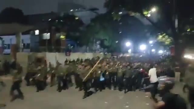 Studenten in Dhaka von Md. Yunus' Übergangsregierung brutal zusammengeschlagen. Der Koordinator der Studentenproteste, Hasnat Abdullah, rief die Öffentlichkeit dringend zum Widerstand gegen die Ausgrenzung der Studenteninteressen durch die Regierung Yunus auf.