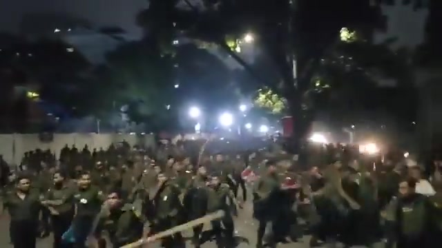 Estudiantes brutalmente golpeados en Dhaka por el gobierno interino de Md. Yunus. El coordinador de protestas estudiantiles, Hasnat Abdullah, ha llamado al público a resistirse urgentemente a que el gobierno de Yunus deje de lado los intereses de los estudiantes