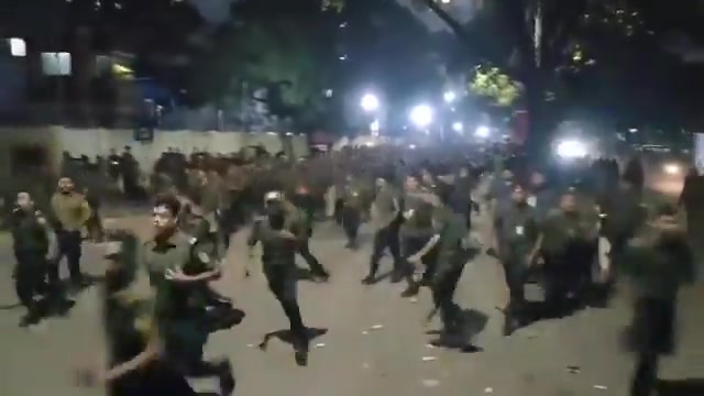 Estudiantes brutalmente golpeados en Dhaka por el gobierno interino de Md. Yunus. El coordinador de protestas estudiantiles, Hasnat Abdullah, ha llamado al público a resistirse urgentemente a que el gobierno de Yunus deje de lado los intereses de los estudiantes