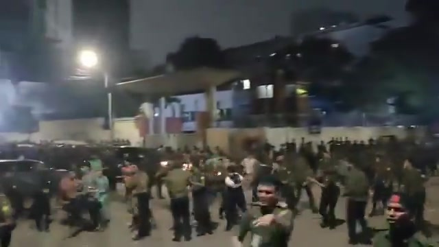 Estudiantes brutalmente golpeados en Dhaka por el gobierno interino de Md. Yunus. El coordinador de protestas estudiantiles, Hasnat Abdullah, ha llamado al público a resistirse urgentemente a que el gobierno de Yunus deje de lado los intereses de los estudiantes