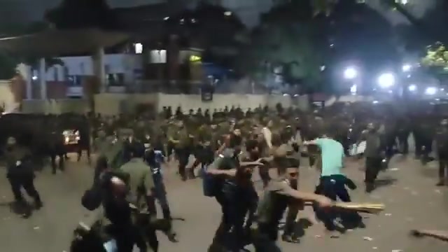 Estudiantes brutalmente golpeados en Dhaka por el gobierno interino de Md. Yunus. El coordinador de protestas estudiantiles, Hasnat Abdullah, ha llamado al público a resistirse urgentemente a que el gobierno de Yunus deje de lado los intereses de los estudiantes