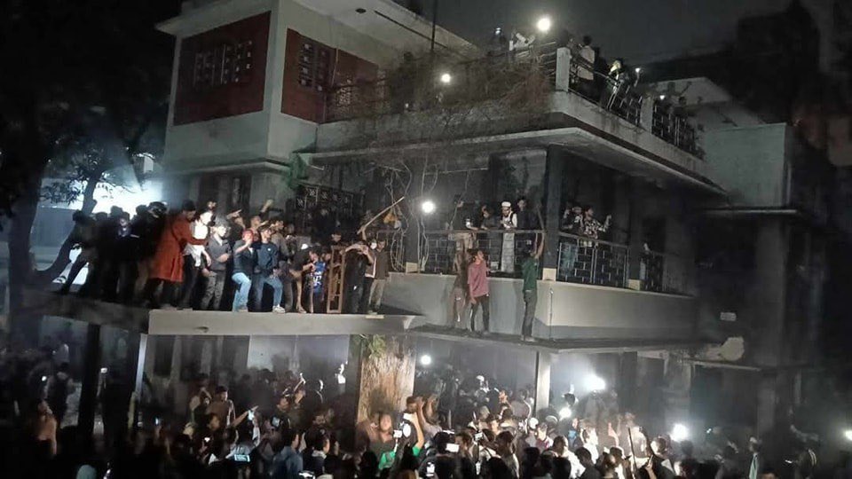 Bangladesh: Violent mob of students has vandalised the historic home of Bangabandhu Sheikh Mujibur Rahman at Dhanmondi-32 of Dhaka, minutes before an online address of Sheikh Hasina. Protesters demanded ban on Awami League. Massive violence continues at this moment