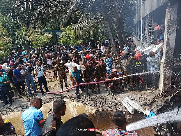 Jato da Força Aérea de Bangladesh cai em campus universitário em Dhaka; um mortoUm avião de treinamento F7 BGI da Força Aérea de Bangladesh caiu no campus do Milestone College em Uttara, Dhaka, esta tarde, deixando pelo menos uma pessoa morta e mais de 100 feridas.