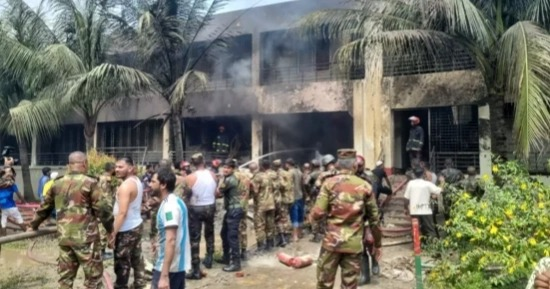 Jato da Força Aérea de Bangladesh cai em campus universitário em Dhaka; um mortoUm avião de treinamento F7 BGI da Força Aérea de Bangladesh caiu no campus do Milestone College em Uttara, Dhaka, esta tarde, deixando pelo menos uma pessoa morta e mais de 100 feridas.