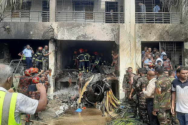 Jato da Força Aérea de Bangladesh cai em campus universitário em Dhaka; um mortoUm avião de treinamento F7 BGI da Força Aérea de Bangladesh caiu no campus do Milestone College em Uttara, Dhaka, esta tarde, deixando pelo menos uma pessoa morta e mais de 100 feridas.