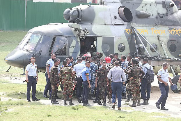 Jato da Força Aérea de Bangladesh cai em campus universitário em Dhaka; um mortoUm avião de treinamento F7 BGI da Força Aérea de Bangladesh caiu no campus do Milestone College em Uttara, Dhaka, esta tarde, deixando pelo menos uma pessoa morta e mais de 100 feridas.