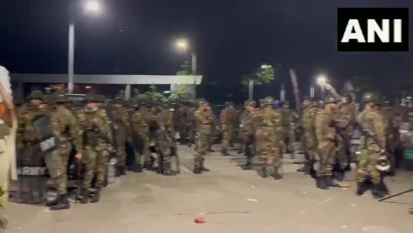 دكا، بنغلاديش   انتشار كثيف للجيش والشرطة أمام منزل الشيخ مجيب الرحمن في 32 شارع دانموندي في دكا. ويطالب الطلاب المتظاهرون المعارضون للشيخة حسينة بهدم المبنى بالكامل، مدعين رغبتهم في بناء ملعب كرة قدم في الموقع. واشتبكوا مع قوات الأمن طوال اليوم، وحتى في الليل، واصلوا رشق الحجارة من زوايا مظلمة في المنطقة.