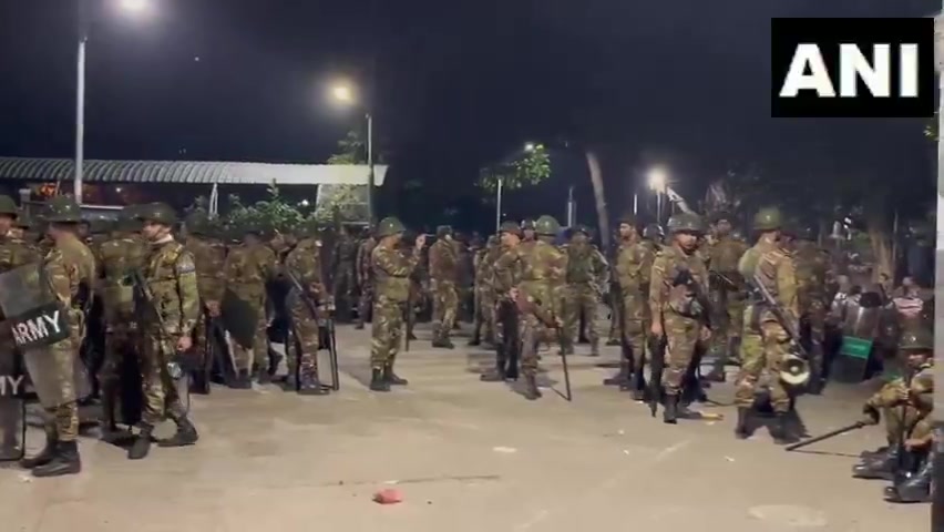 Dhaka, Bangladesh | Heavy deployment of the Army and Police outside Sheikh Mujibur Rahman’s residence at 32 Dhanmondi in Dhaka. Student protesters opposing Sheikh Hasina are demanding that the building be completely demolished, claiming they want to construct a football field at the site. Throughout the day, they clashed with security forces, and even at night, they continued pelting stones from dark corners around the area.