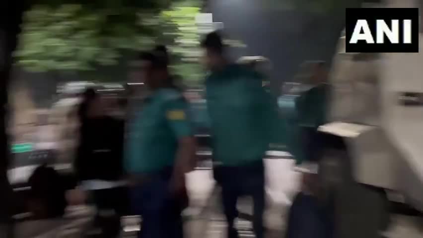 Dhaka, Bangladesh | Heavy deployment of the Army and Police outside Sheikh Mujibur Rahman’s residence at 32 Dhanmondi in Dhaka. Student protesters opposing Sheikh Hasina are demanding that the building be completely demolished, claiming they want to construct a football field at the site. Throughout the day, they clashed with security forces, and even at night, they continued pelting stones from dark corners around the area.