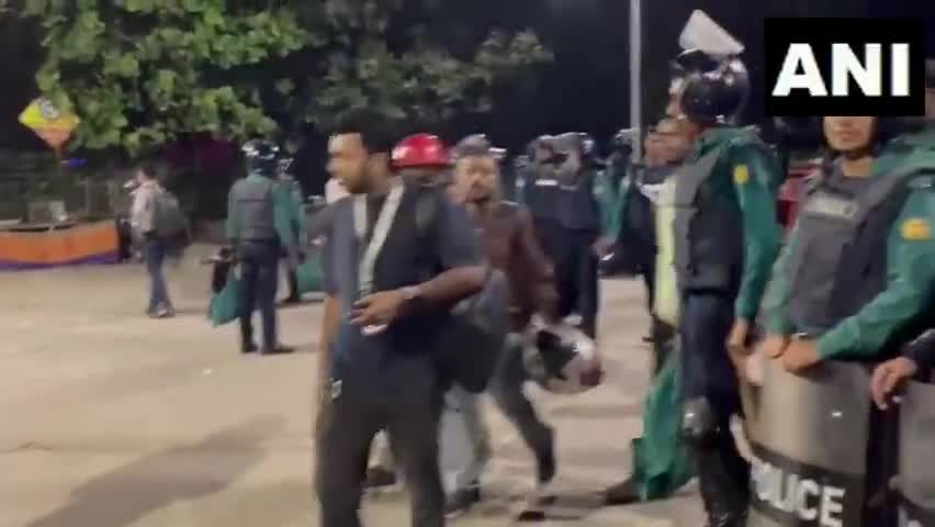 Dhaka, Bangladesh | Heavy deployment of the Army and Police outside Sheikh Mujibur Rahman’s residence at 32 Dhanmondi in Dhaka. Student protesters opposing Sheikh Hasina are demanding that the building be completely demolished, claiming they want to construct a football field at the site. Throughout the day, they clashed with security forces, and even at night, they continued pelting stones from dark corners around the area.