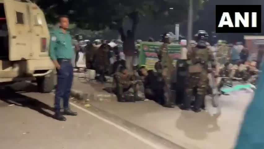 Dhaka, Bangladesh | Heavy deployment of the Army and Police outside Sheikh Mujibur Rahman’s residence at 32 Dhanmondi in Dhaka. Student protesters opposing Sheikh Hasina are demanding that the building be completely demolished, claiming they want to construct a football field at the site. Throughout the day, they clashed with security forces, and even at night, they continued pelting stones from dark corners around the area.