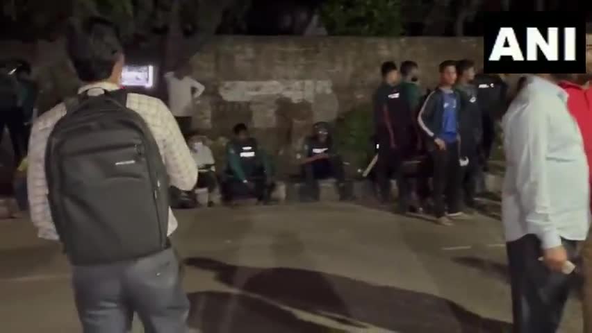 Dhaka, Bangladesh | Heavy deployment of the Army and Police outside Sheikh Mujibur Rahman’s residence at 32 Dhanmondi in Dhaka. Student protesters opposing Sheikh Hasina are demanding that the building be completely demolished, claiming they want to construct a football field at the site. Throughout the day, they clashed with security forces, and even at night, they continued pelting stones from dark corners around the area.