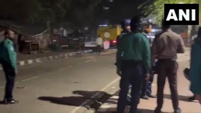 Dhaka, Bangladesh | Heavy deployment of the Army and Police outside Sheikh Mujibur Rahman’s residence at 32 Dhanmondi in Dhaka. Student protesters opposing Sheikh Hasina are demanding that the building be completely demolished, claiming they want to construct a football field at the site. Throughout the day, they clashed with security forces, and even at night, they continued pelting stones from dark corners around the area.